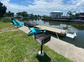 Cabin by the Sea - Waterfront Direct Gulf Access- Pontoon Boat Rental On Site or Bring Your Boat- Paddlecraft, Bikes and Game Room